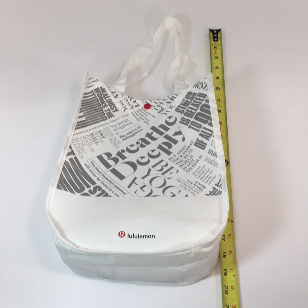 🤍NWOT🤍LULULEMON🤍WHITE & SILVER REUSABLE  BAG - Picture 12 of 15